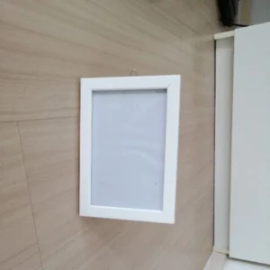 กรอบรูปสีขาว มินิมอล เป็นกระจก ด้านหลังมีที่ตั้ง